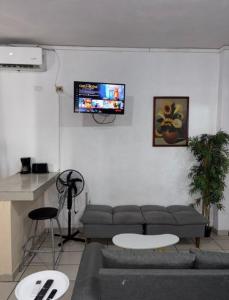 Suite 8 de dos camas con cocina y balcon Zona Dorada a pocos pasos de la playa No contamos con estacionamiento