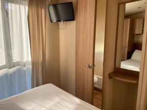 Cotswold Lakeside Retreat