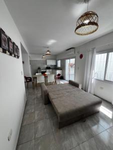 Departamento con patio y garaje y parrilla