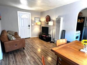 Cute Bungalow 1 Mile from U of A