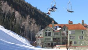 Etta Place 1 by AvantStay Ski In Ski Out Unit w Views of the Slopes
