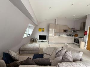 HM112 Penthouse Apartment with Lake View & free Spa Access- Lower Mill Estate Cotswolds