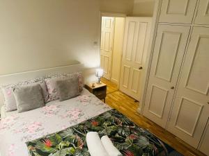 The Lovely Apartments Around Kensington & Chelsea W8 SW5 SW7 SW10 by Ricky & Giustina - Fully equipped and perfect for long stays!