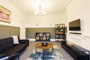 Very Spacious 3br House With Parking near City Centre, Sleeps 8, by URBAN PINNACLE STAYS