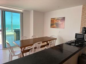 Suite2 com ar condicionado e a Beira mar , cozinha compartilhada e completa Micro ondas air fryer forno elétrico fogão Geladeira freezer gelagua e cafeteria elétrica Tudo para vc se sentir em casa além de um Deck com churrasqueira vista mar