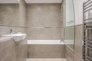 Luxurious 2 Bedroom Apartment with Free Parking, Sky TV, Sports, Movies & Netflix