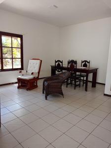 CASA de 02 suítes e 1 quarto, piscina e churrasqueira "casa maré alta"