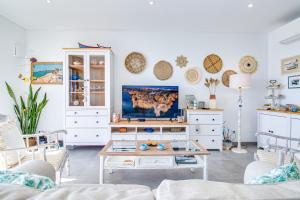 Luxury Beachfront 2BD AC WiFi Ocean Balcony