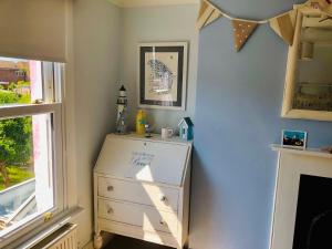 Pretty in Pink - delightful, cosy chichester house