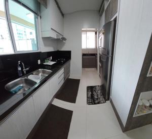 Apto 3 quartos 3 garagens prox ao Russi Meia Praia