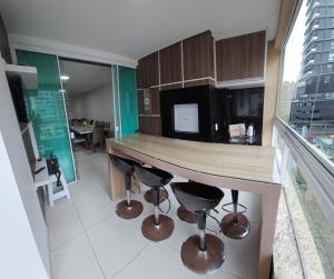 Apto 3 quartos 3 garagens prox ao Russi Meia Praia