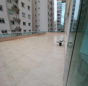 Apto 3 quartos 3 garagens prox ao Russi Meia Praia