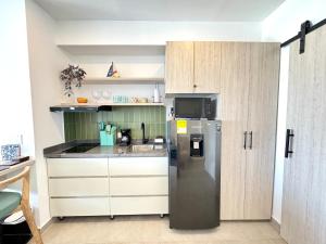 Encantador y moderno estudio con piscina a pasos del aeropuerto