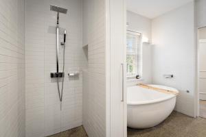 Charming Red Brick Estate in Kew 5BR & Playhouse