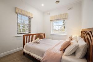 Charming Red Brick Estate in Kew 5BR & Playhouse