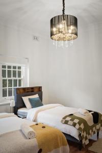 Charming Red Brick Estate in Kew 5BR & Playhouse