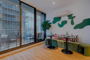 Jade Lane - 2 Queen Bed and Hot Tub with View Parking