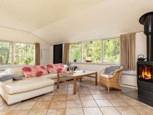 6 person holiday home in Ålbæk