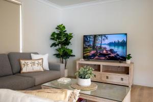 Lakeside Escape Burleigh Waterfront Pet Friendly 3 Bedroom Home