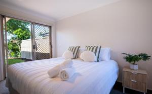 Lakeside Escape Burleigh Waterfront Pet Friendly 3 Bedroom Home