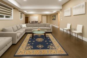 Executive 2BR Lower Suite Private & Spacious Close to USA Border