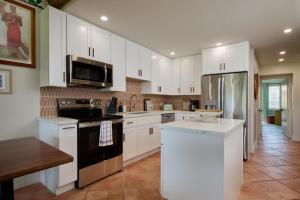 Modern 3-Bedroom Condo near Kamaole III Beach with Ocean Views