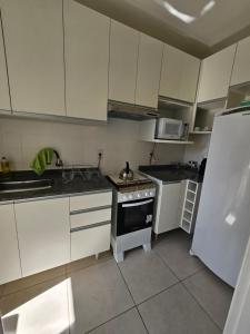 Apto bem localizado há 1 quadra do mar