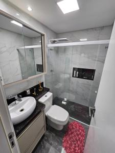 Apto bem localizado há 1 quadra do mar