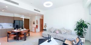 Luxury Downtown 2 bedroom apartment with balcony & View