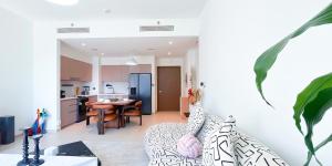 Luxury Downtown 2 bedroom apartment with balcony & View