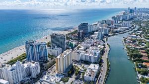 Art Deco Gem by the Beach King Bed & Parking