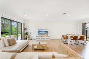 Kellyville Spacious Modern House Park&Lake