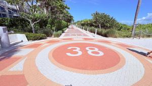 Authentic Art Deco Steps to Beach & Free Parking