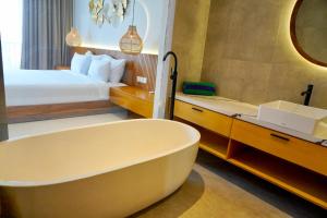 Villa Bong In the Heart of Canggu - By Aroha Holiday Homes