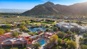 The Pond Estate by AvantStay Maximalist Designer Compound w 2 Casitas Indoor Outdoor Pools Tennis Court Gorgeous Mountain Views 12k sqft