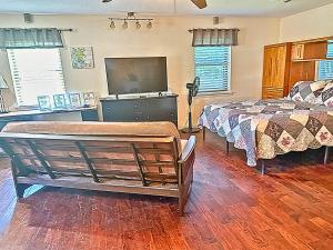 Texas Speedway Retreat: Desk + Cowboy Dipping Pool by Vacation Your Way