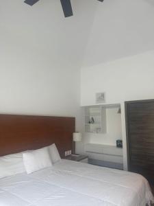 Villas LM Monterrico H8 con salida a piscina