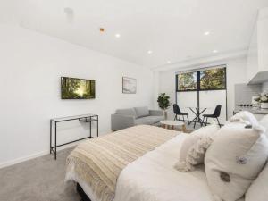AURA Sydney Studios with Private Courtyard