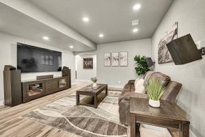 Modern 5BR3BA Luxury Home|Movie Nights & Comfort