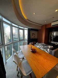 2BR Modern Decor Condo in BGC
