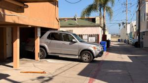 2 Bdrm Condo + Parking in Heart of Mission Beach!