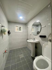 Hapjeong 2BR, 5 minutes from Hapjeong Station, 2 rooms, 3 queen beds, 6 people,Netflix, self check-in