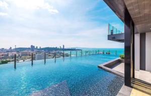 The BASE Central Pattaya King-Bed Infinity Pool & Free Netflix!