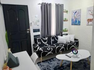 Santa Cosy villa private unit A - 2BR Apt Fast Wi-Fi, Netflix included hot showers