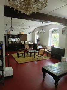 Hill Side Kings Villa (Colonial Bungalow)