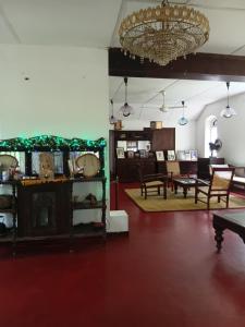 Hill Side Kings Villa (Colonial Bungalow)