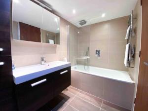 Centrally Located Apartment Hyde Park