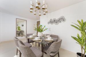 Picture-Perfect Canal and City Views, Minutes from Waterfront Transport, Easy Access to Downtown Delights, Prive by Damac B, Business Bay by Deluxe Holiday Homes