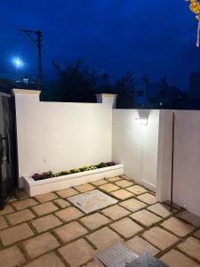 Rustic Ultra-Spacious 4BHK w Parking and Garden