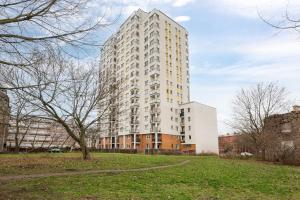 Praga Tower City View Apartment by BookingHost